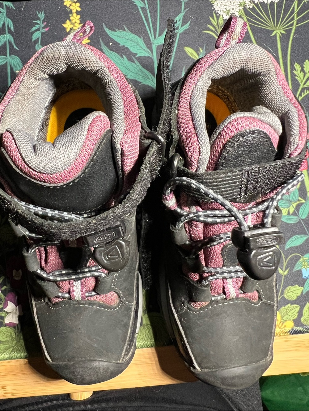 Keen Lace-Up Outdoor Sneakers in Pink and Black size 11 kids - Picture 2 of 5